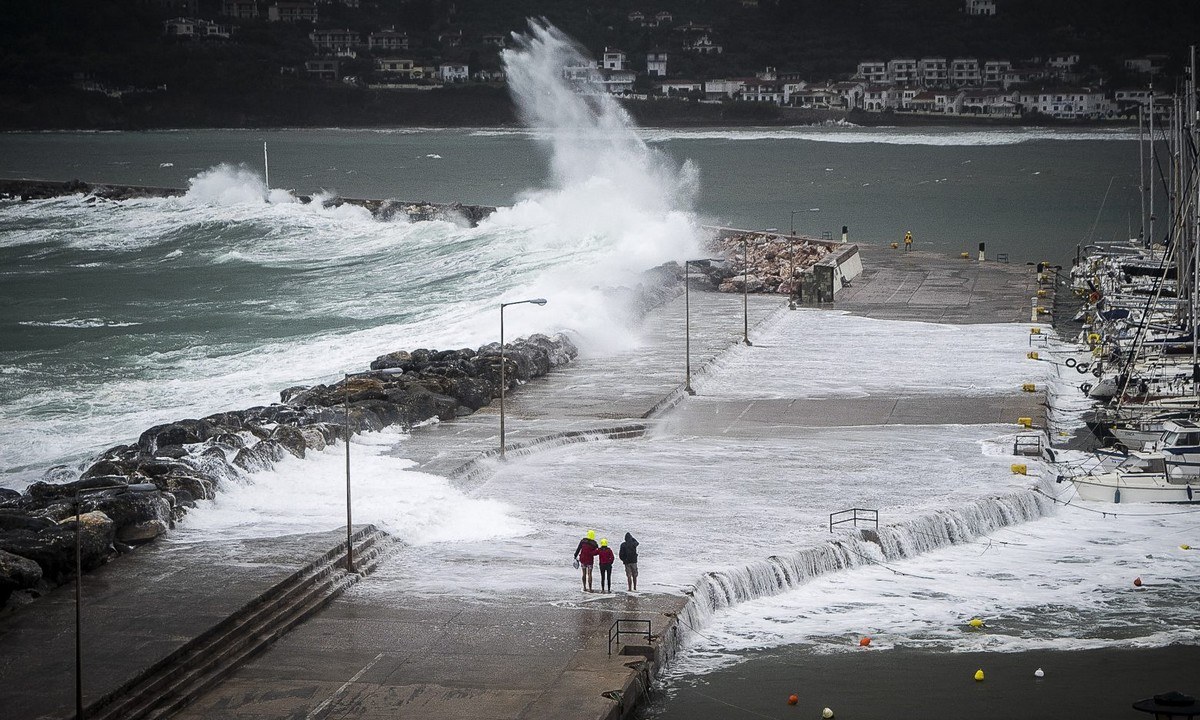 Καιρός: Κυκλώνας Νέαρχος – Γιατί ονομάστηκε έτσι – Πόσο επηρεάζει την Ελλάδα