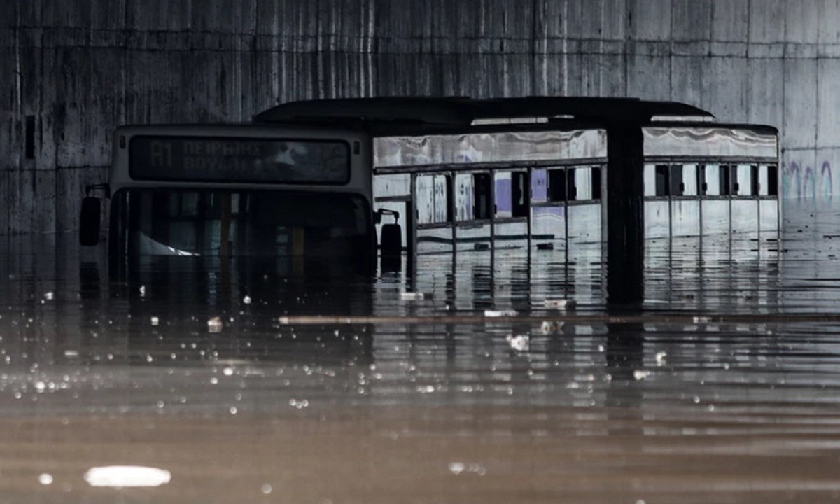Κακοκαιρία Μπάλλος: Απομακρύνθηκε το «βυθισμένο» λεωφορείο από την Ποσειδώνος