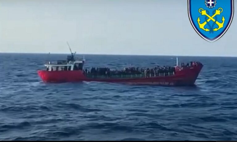 Συνεχίζεται το θρίλερ με το τουρκικό πλοίο με τους 400 μετανάστες. Αναμένεται να δέσει σε ελληνικό λιμάνι.