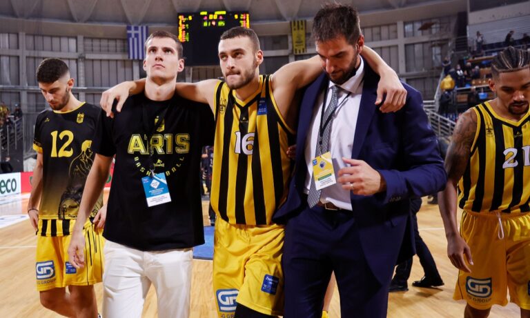Ο Όμηρος Νετζήπογλου αποχωρεί υποβασταζόμενος μετά το Άρης - Κολοσσός