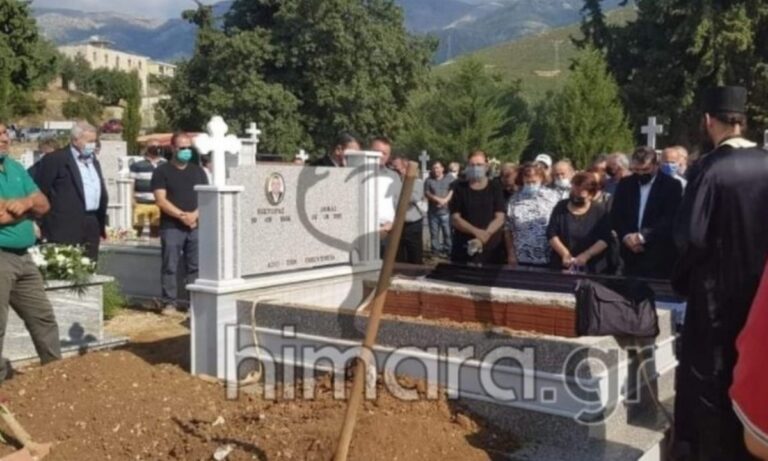 Ο Πύρρος Δήμας ήταν παρών στην κηδεία της μητέρας του χθες στην Χειμάρρα και όπως ήταν φυσικό παρουσιάστηκε συγκινημένος.