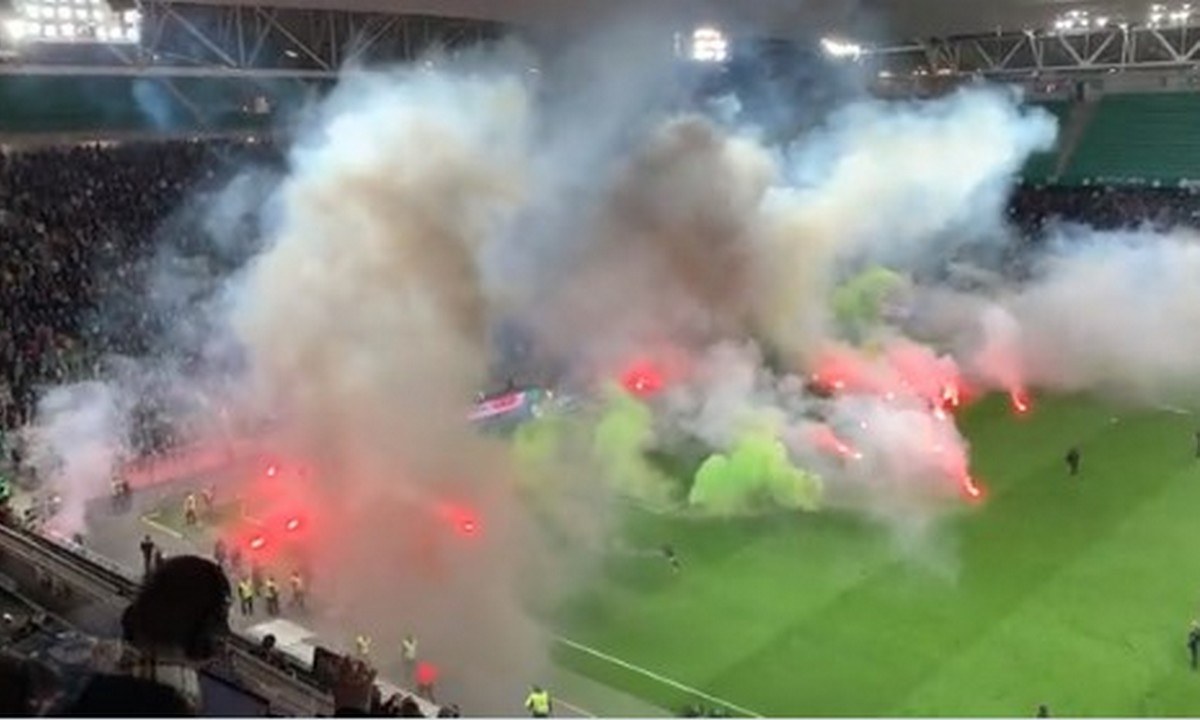 Πήρε «φωτιά» το γήπεδο της Σεντ Ετιέν – Διακόπηκε προσωρινά ο αγώνας με την Ανζέ