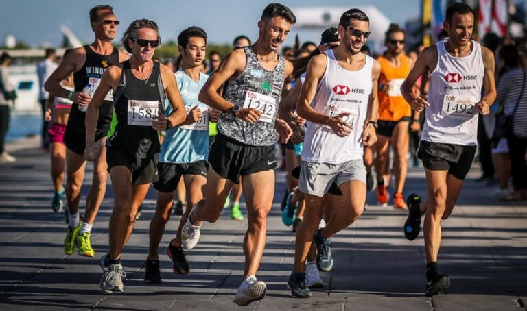 Ένα γεμάτο τριήμερο με αγώνες και εκδηλώσεις έζησαν οι συμμετέχοντες στο φετινό εορταστικό Spetses Mini Marathon, που έκλεισε δέκα χρόνια.