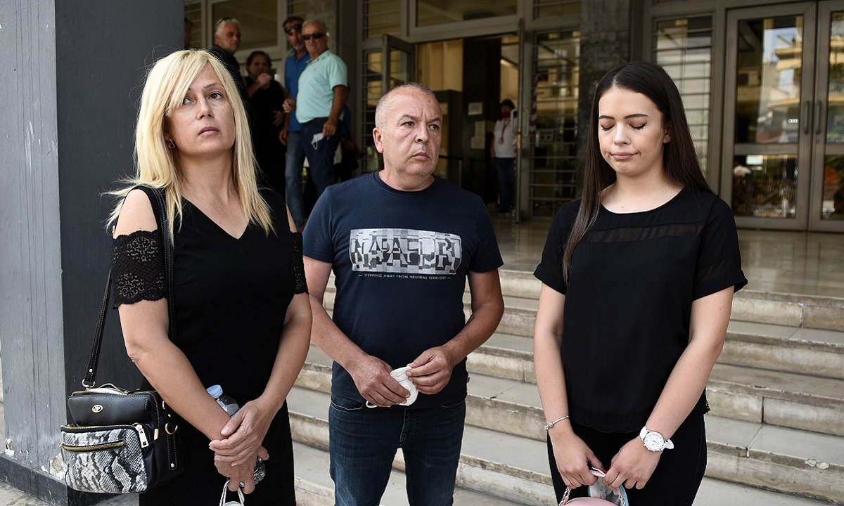 Η οικογένεια του Τόσκο Μποζατζίσκι έξω από τα δικαστήρια Θεσσαλονίκης