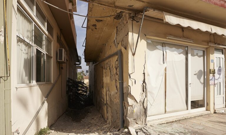 Σεισμός – Κρήτη: «Στοπ» στους ανεμβολίαστους στο κλειστό του μπάσκετ στο Αρκαλοχώρι