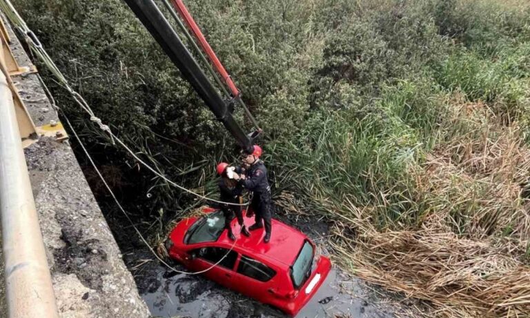 Θεσσαλονίκη: Αυτοκίνητο με δύο γυναίκες έπεσε σε αρδευτικό κανάλι!