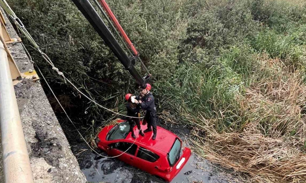 Θεσσαλονίκη: Αυτοκίνητο με δύο γυναίκες έπεσε σε κανάλι! (pic)
