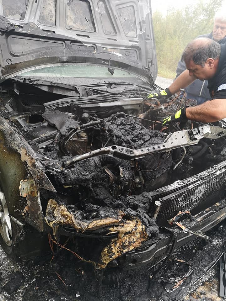 Παναγιώτης Ψωμιάδης: Πήρε φωτιά το αμάξι του - «Δεν είχα φρένα, φλόγες βγήκαν μέσα από το καπό» (pics)