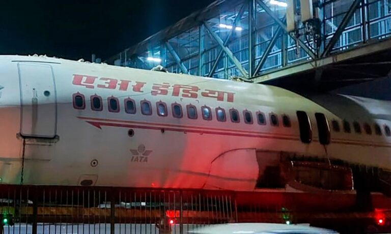 Viral: Αεροπλάνο στην Ινδία φράκαρε κάτω από μια γέφυρα! (vid)