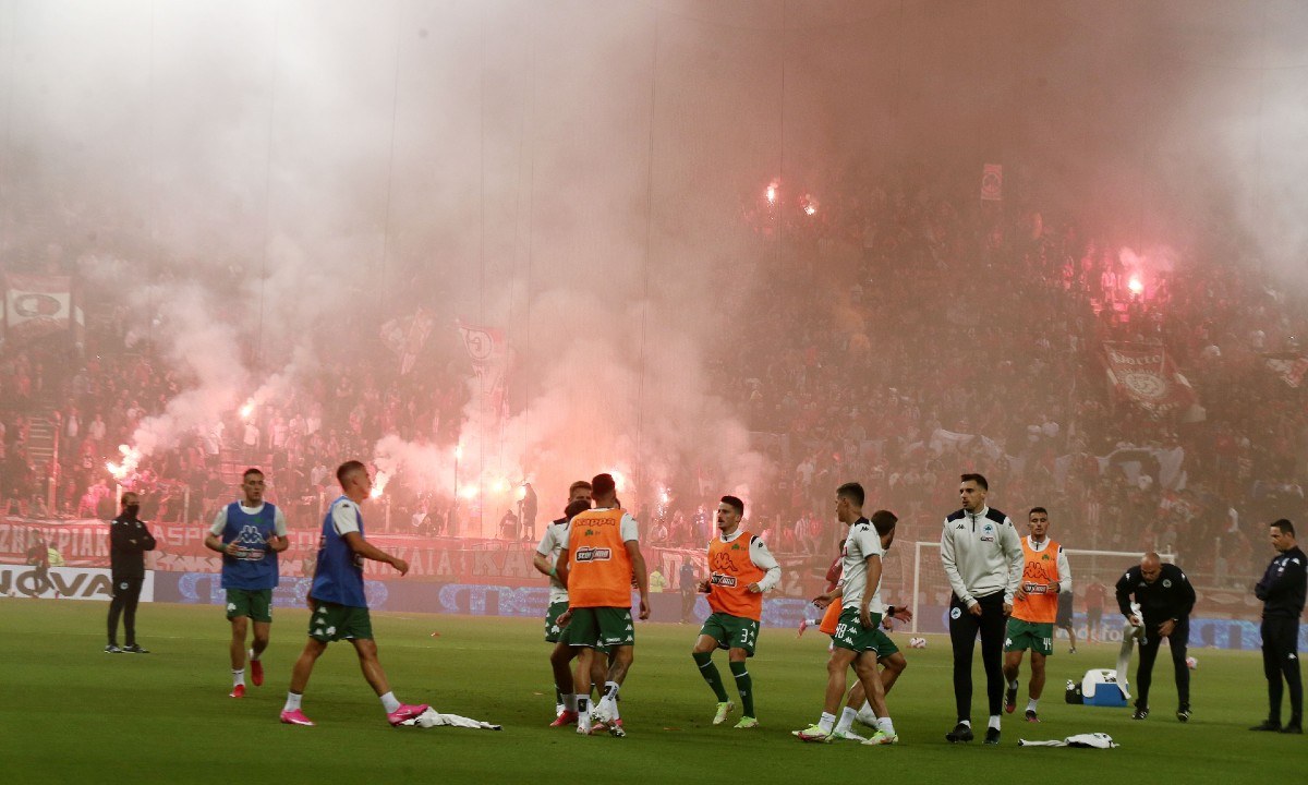 Ολυμπιακός: Κίνδυνος να παίξει με ΠΑΟΚ χωρίς κόσμο – Δείτε τα άρθρα με τα οποία κλήθηκε για τα καπνογόνα