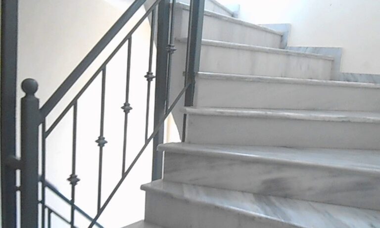 Προσοχή, κάνουν τις καθαρίστριες σε πολυκατοικίες και κλέβουν κόσμο