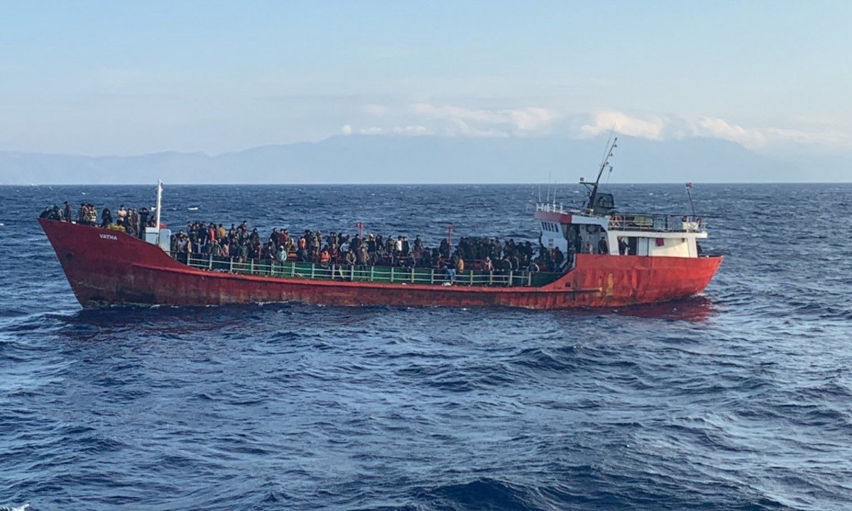 Ελληνοτουρκικά: Θρίλερ με τουρκικό πλοίο με 400 μετανάστες έξω από την Κρήτη