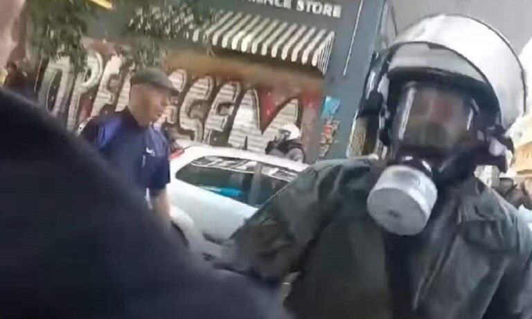 Απρόκλητη επίθεση άνδρα των ΜΑΤ – Έσπασε μέχρι και τζαμαρία από μαγαζί (video)