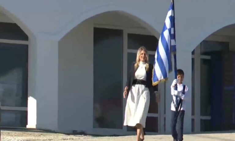 Συγκίνησε όλους τους Έλληνες ο μικρός Τάσος που παρέλασε μόνος του στο Μαθράκι