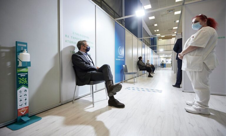 Κυριάκος Μητσοτάκης: Δεύτερη δόση με πόζες τον Ιανουάριο – Τρίτη δόση… «φάντασμα» τώρα. Έτσι θα πειστούν οι πολίτες να εμβολιαστούν;