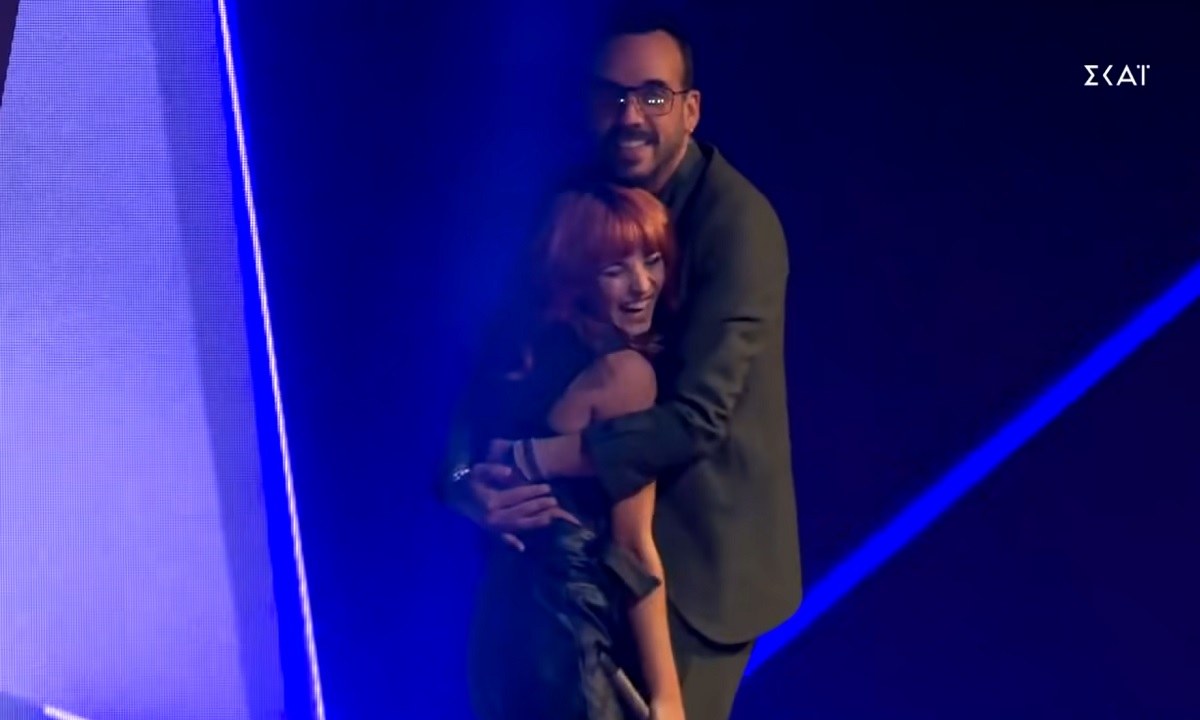 The Voice: Απίστευτος Πάνος Μουζουράκης – Την «έκλεψε» πάνω από τη σκηνή!