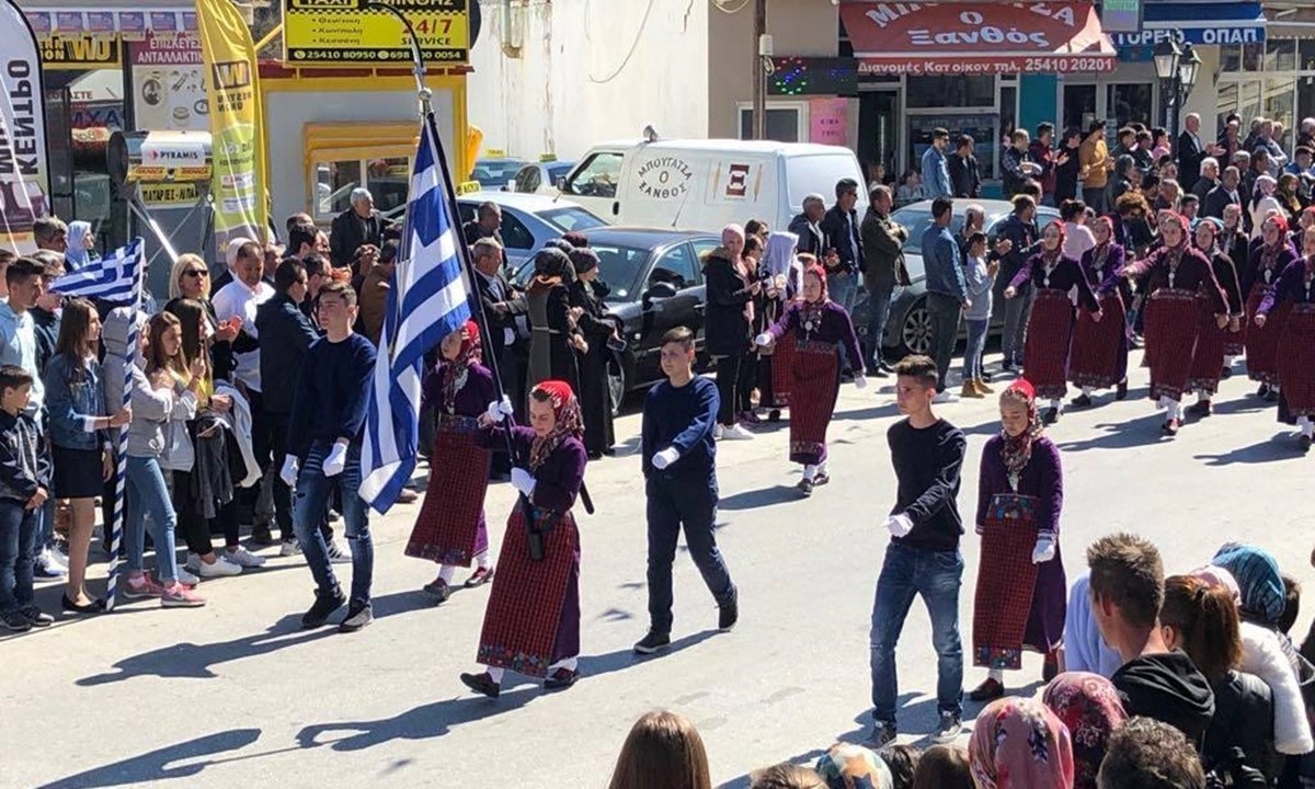 Ενώ η Τουρκία αμφισβητεί με κάθε ευκαιρία τη Θράκη, ο περιφερειάρχης Ανατολικής Μακεδονίας και Θράκης έκρινε πως είναι σωστό να απαγορεύσει τις μαθητικές παρελάσεις λόγω... Covid!