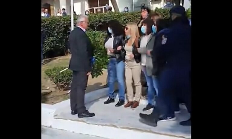 28η Οκτωβρίου: Γυναίκες στο Πέραμα έκαναν αλυσίδα και απέτρεψαν Χρυσαυγίτη να καταθέσει στεφάνι