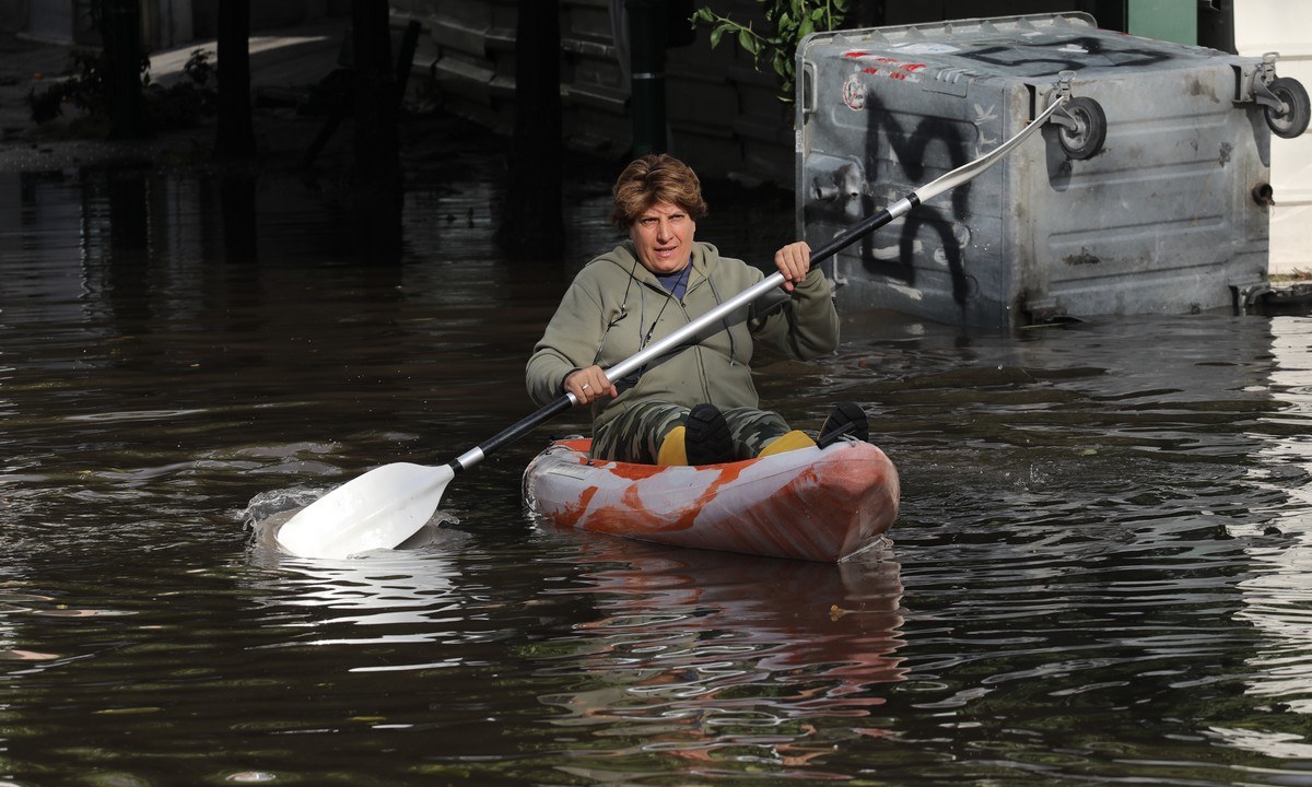 Γυναίκα κάνει καγιάκ σε πλημμυρισμένο δρόμο στον Κολωνό και τα «χώνει» στον Μπακογιάννη!
