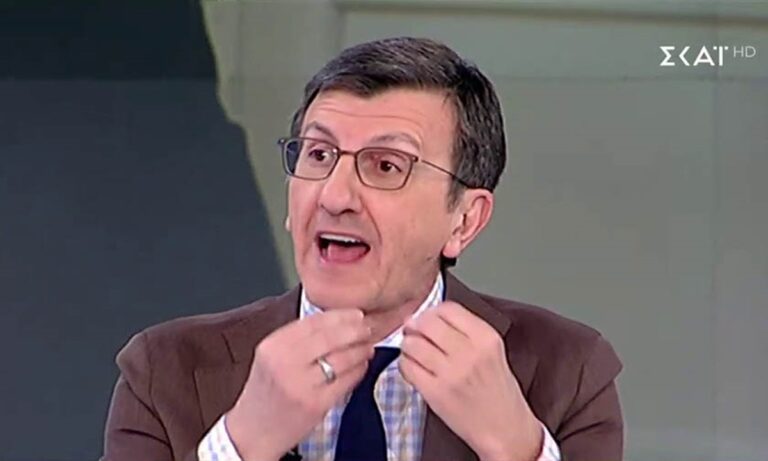 Ο Άρης Πορτοσάλτε ισοπέδωσε για ακόμα μια φορά τη δημοσιογραφική δεοντολογία, χαρακτηρίζοντας «ψέκια» τους συγγενείς ενός 66χρονου που πέθανε από κορονοϊό!