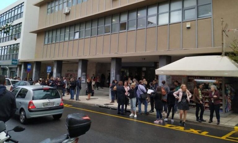 Σεισμός – Κρήτη: Τρομοκρατημένοι οι κάτοικοι από τη νέα σεισμική δόνηση – Βγήκαν σε δρόμους και πάρκα (pics)