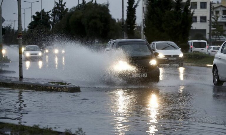 Κακοκαιρία «Αθηνά»: «Σαρώνει» Αττική και Χαλκίδα με σφοδρές καταιγίδες – Φόβοι για πλημμύρες (vids)