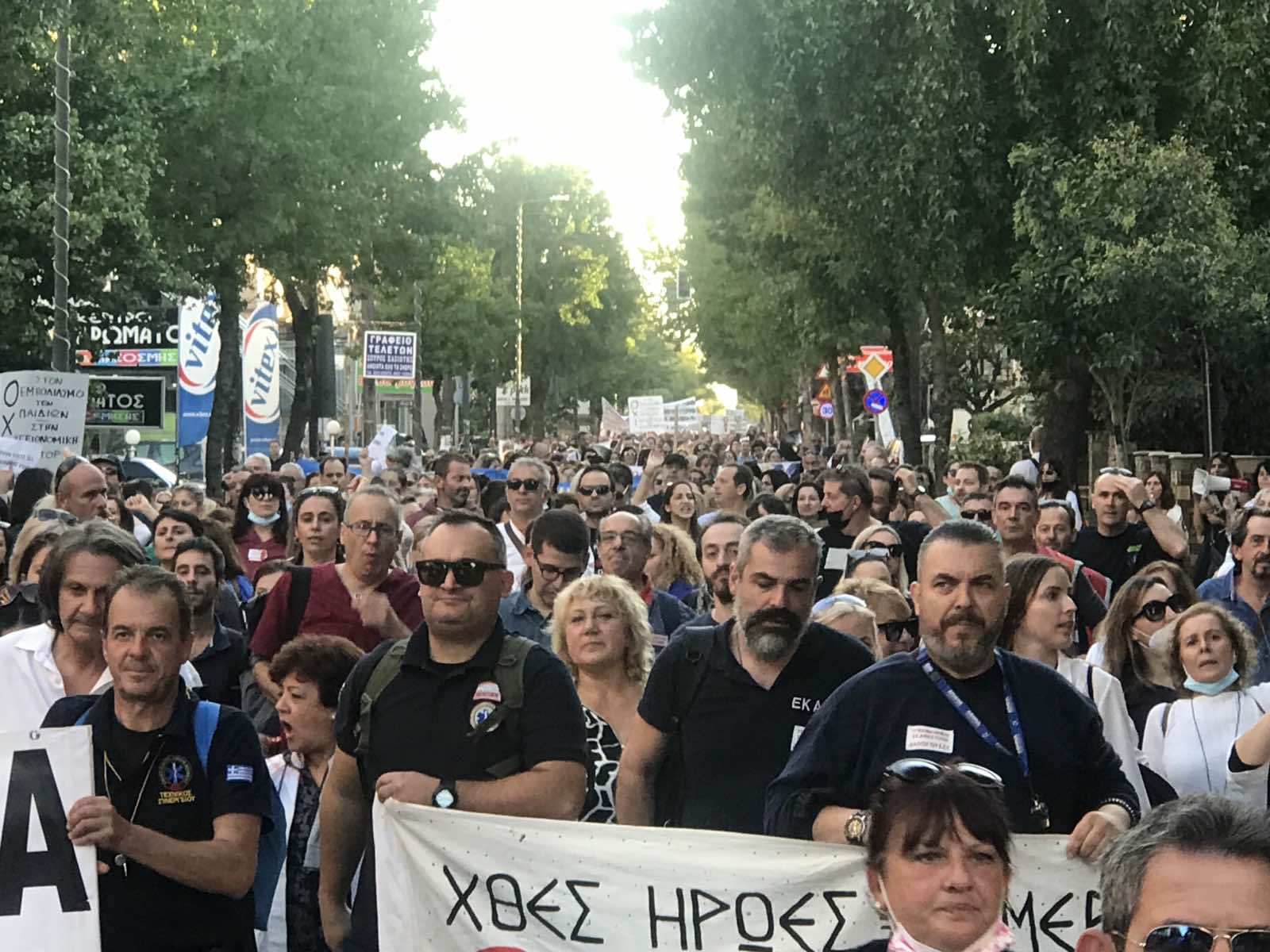 Δυναμική σε όγκο και παλμό συγκέντρωση κατά του υποχρεωτικού εμβολιασμού έκαναν οι υγειονομικοί υπάλληλοι την Παρασκευή (22/10).