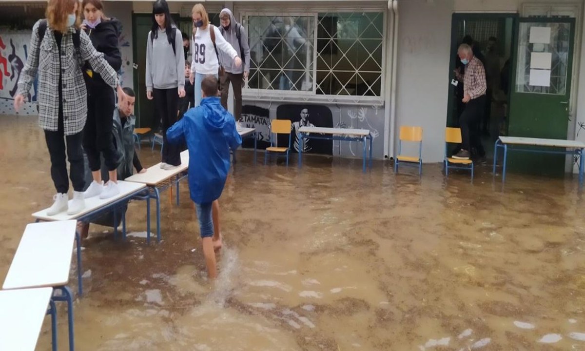 Ο Νίκος Ρωμανός, αντί να ζητήσει συγγνώμη για το φιάσκο του κρατικού μηχανισμού, άρχισε να μετράει τους... πόντους που έφτανε το νερό στο πλημμυρισμένο σχολείο!
