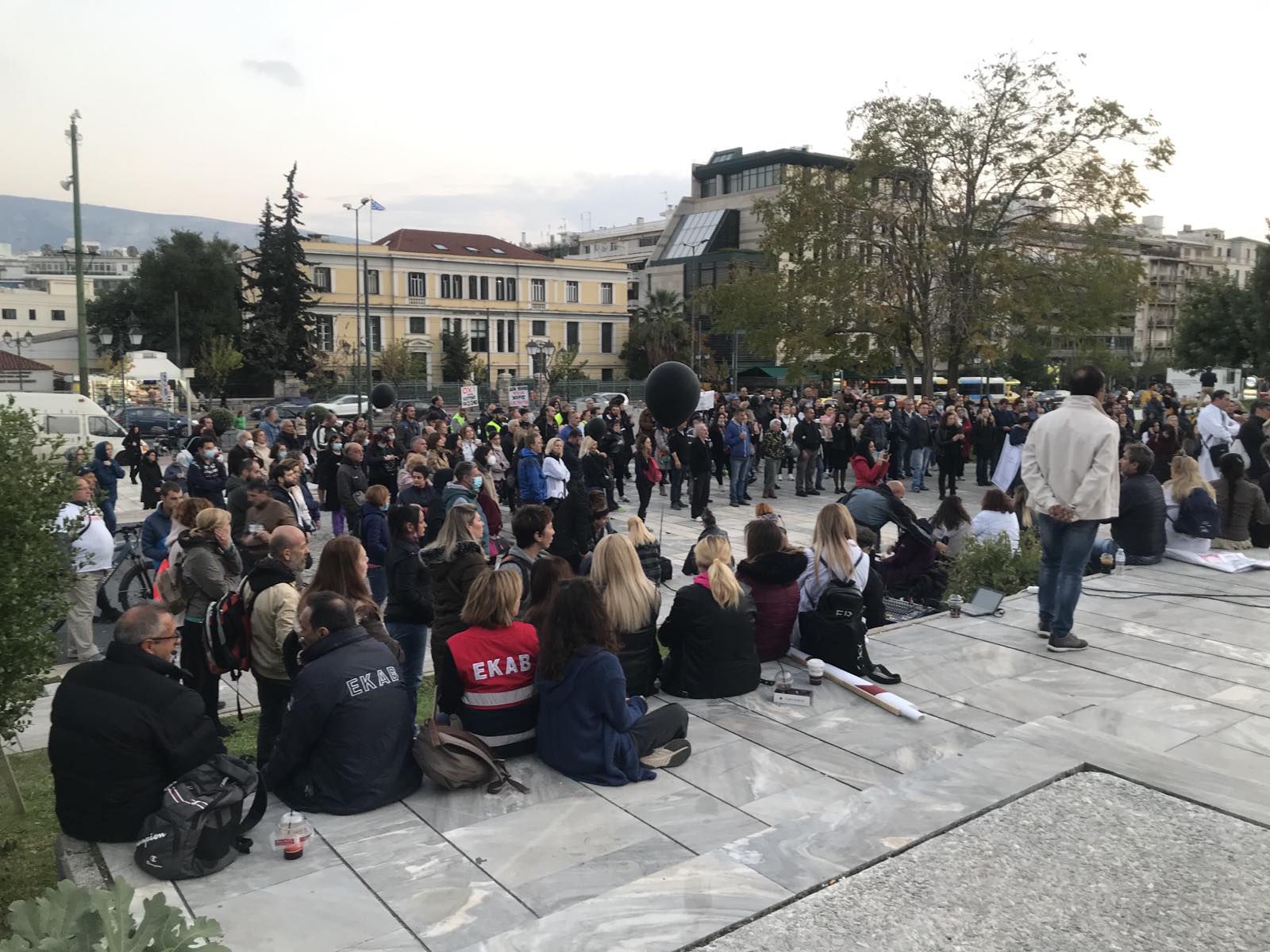 Για ένα ακόμη Σάββατο οι Υγειονομικοί υπάλληλοι διαδήλωσαν κατά του υποχρεωτικού εμβολιασμού κάνοντας και πορεία προς τη Βουλή.