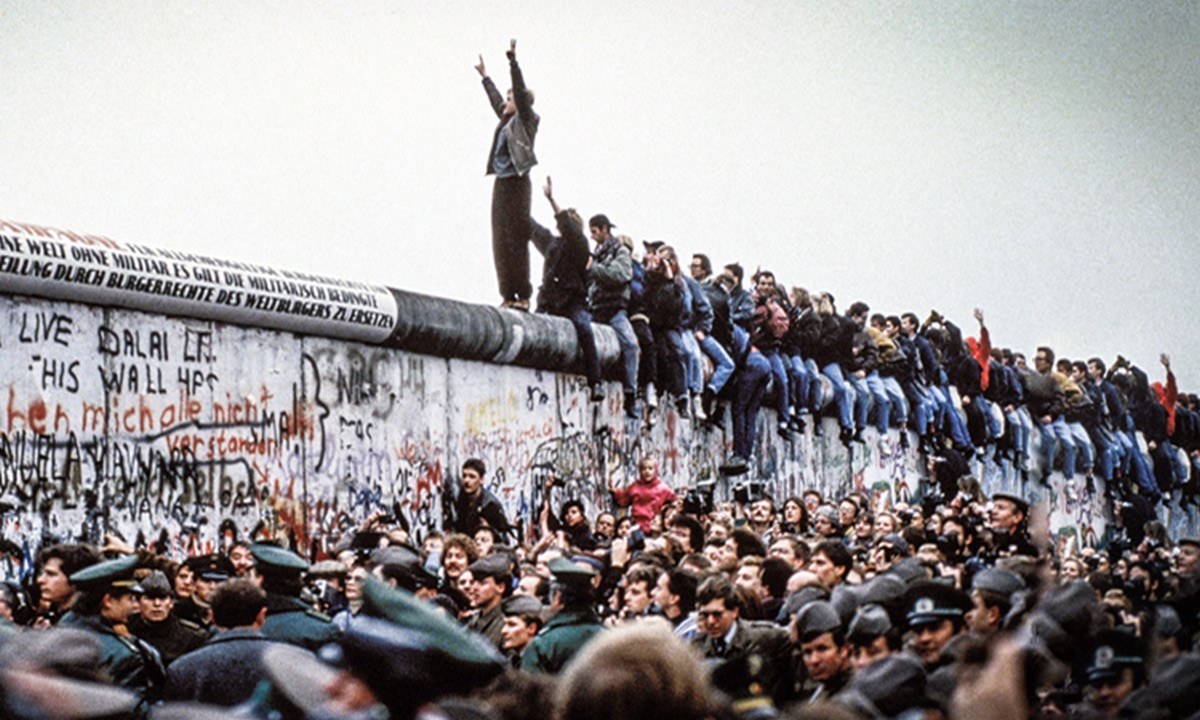 Σαν σήμερα: 32 χρόνια από την πτώση του τείχους του Βερολίνου (vid)