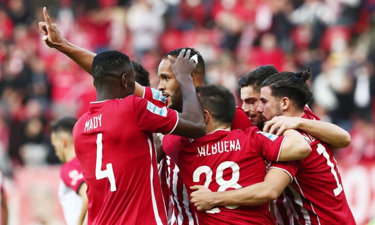 Ολυμπιακός - Βολος 2-1: Σε ένα ματς - θρίλερ στο φινάλε οι Ελ Αραμπί, Βαλμπουενά με πέναλτι και εκτέλεση φάουλ αντίστοιχα έδωσαν τη νίκη στην 11η αγωνιστική του πρωταθλήματος.