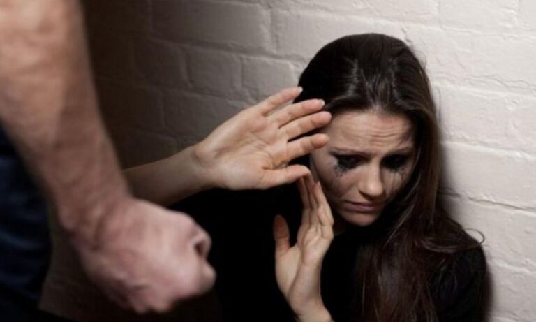 Πήλιο: Χτύπησε με μπουνιές και κλοτσιές την σύντροφό του και την απείλησε με σφυρί – 14 καταγγελίες από το 2019!