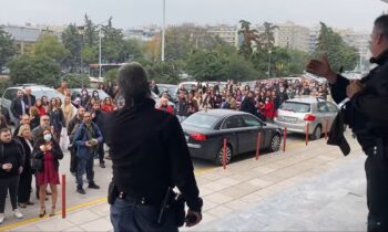 Θεσσαλονίκη: Τηλεφώνημα για βόμβα στο ΑΠΘ – Εκκενώθηκε η αίθουσα τελετών (vid)