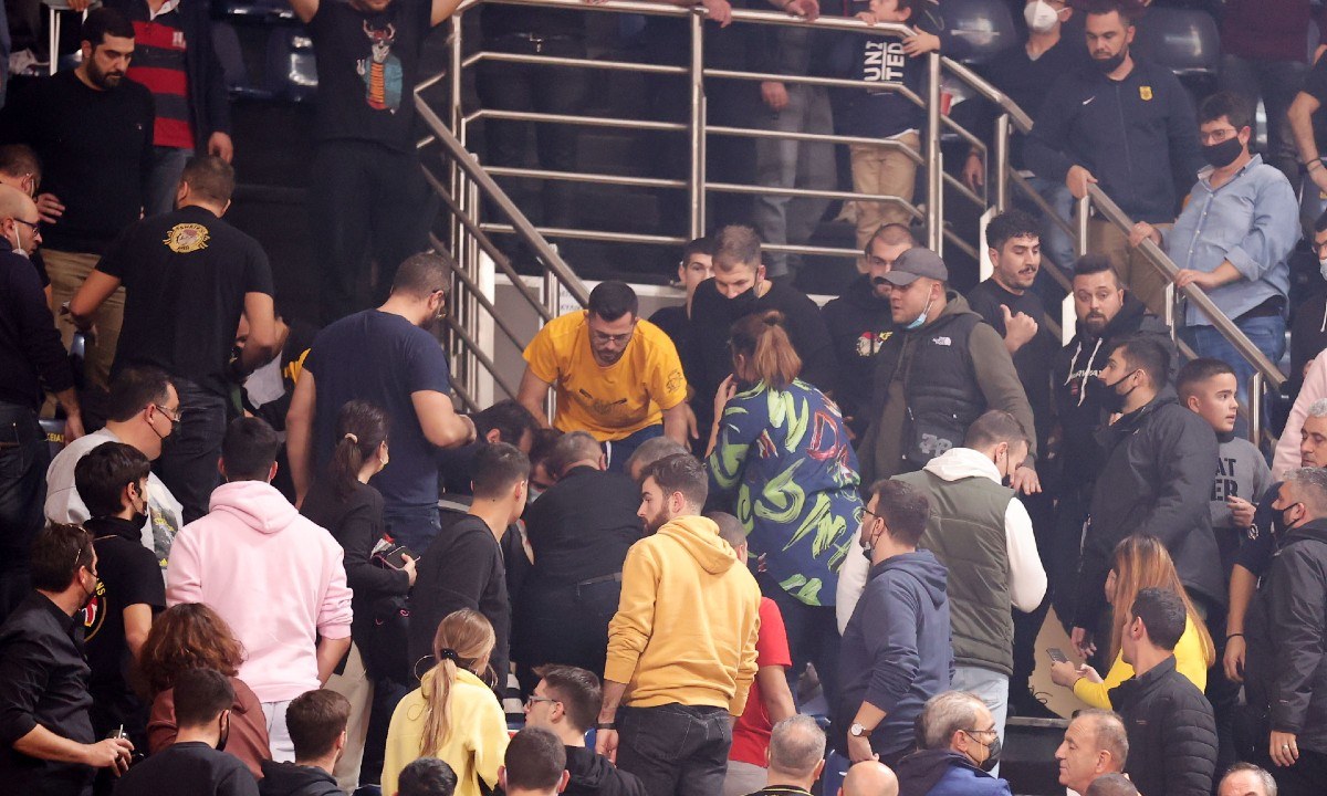 Άρης - Ηρακλής: «Πάγωσαν» για μερικά λεπτά όσοι βρίσκονταν στο «Nick Galis Hall», καθώς φίλαθλος κατέρρευσε μετά από καρδιακό επεισόδιο.