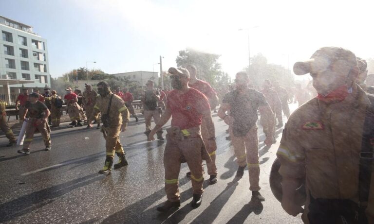 Ντροπή! Έπνιξαν με χημικά τους Πυροσβέστες – Αυτούς που έσβηναν το καλοκαίρι τις φωτιές στη μισή Ελλάδα!