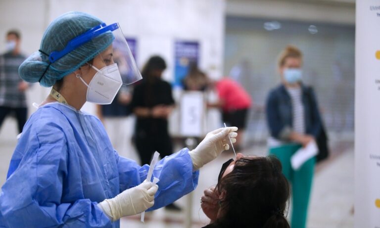 Κορονοϊός κρούσματα: Μείωση στον αριθμό των κρουσμάτων, αύξηση στους διασωληνωμένους