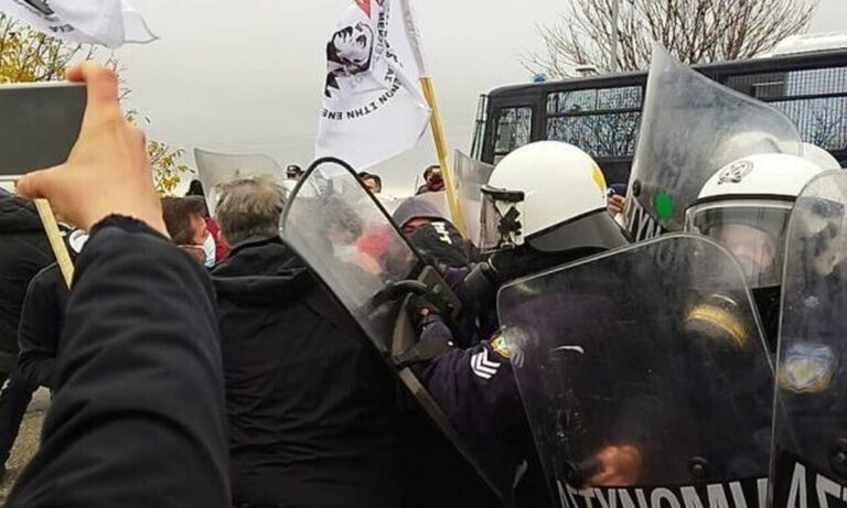 Χρήση δακρυγόνων και γκλοπ έκαναν τα ΜΑΤ, σε εργαζόμενους που συγκεντρώθηκαν στη Κοζάνη για να διαμαρτυρηθούν για την απολιγνιτοποίηση και το ξεπούλημα της ΔΕΗ.