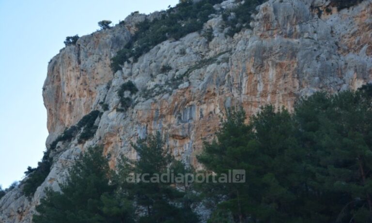 Τραγωδία σημειώθηκε στο Λεωνίδιο καθώς βράχος που ξεκόλησε σκότωσε 40χρονο ορειβάτη σε πεδίο αναρρίχησης έπειτα από αποκόλληση βράχου.