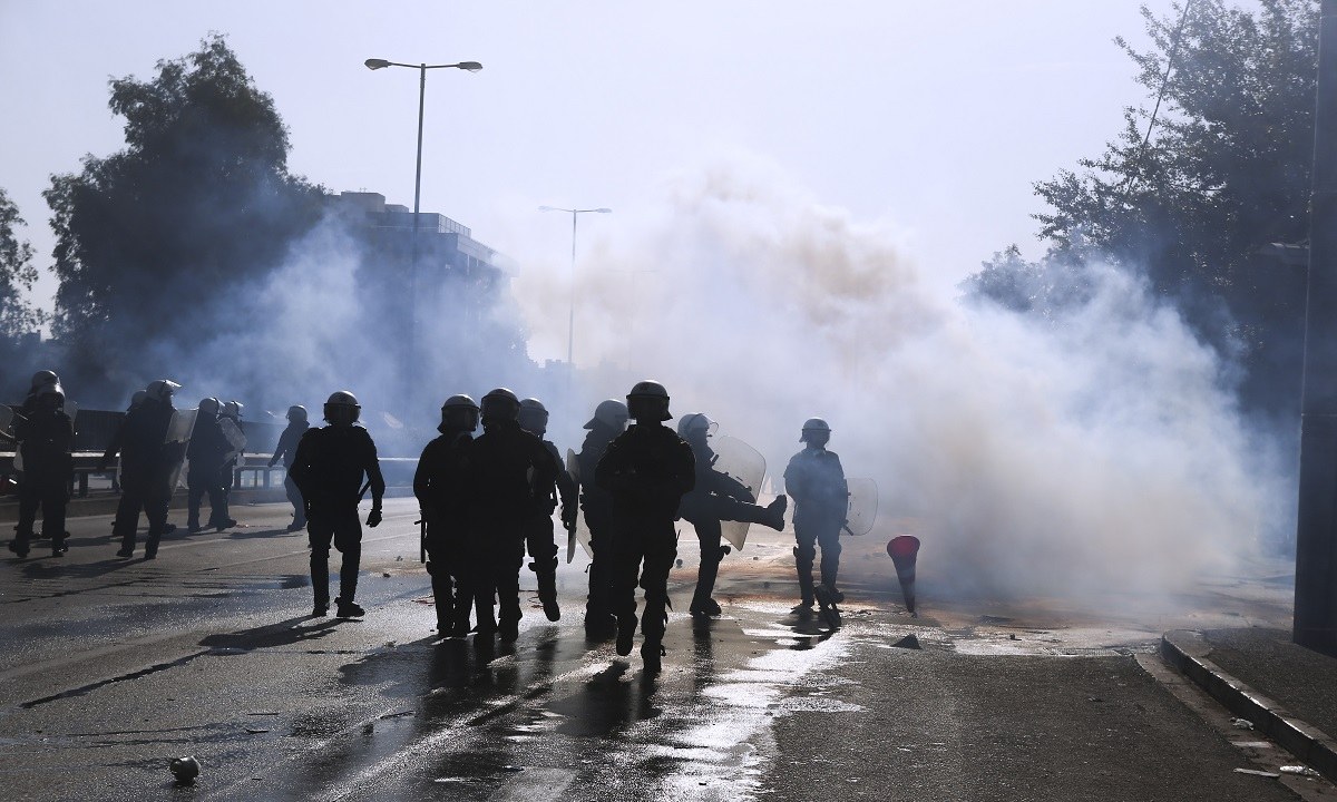 ΣΥΡΙΖΑ: «Ο Μητσοτάκης πρώτα χειροκροτεί τους πυροσβέστες και μετά τους πνίγει στα χημικά»