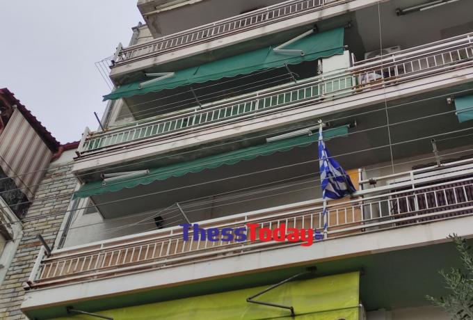 Θεσσαλονίκη: Σοκ - 6χρονη έπεσε στο κενό από τον 4ο όροφο και προσγειώθηκε σε έναν παππού! (pic)