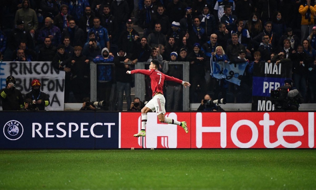 Champions League: Ο Ρονάλντο δεν άφησε τη Γιουνάιτεντ να ηττηθεί και την κράτησε με δύο γκολ στη κορυφή