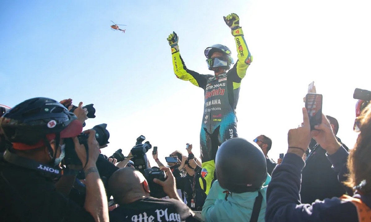 Ένα μεγάλο κεφάλαιο στο χώρο του μηχανοκίνητου αθλητισμού έκλεισε. Ο Βαλεντίνο Ρόσι είπε «αντίο» στο Moto GP στο Grand Prix της Βαλένθια.