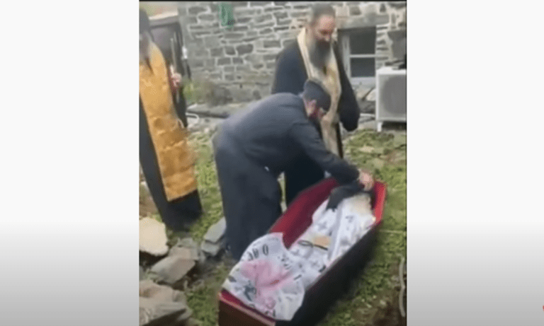 Θαύμα σε βατοπαιδινό κελί του Αγίου Όρους. Το σώμα του 87χρονου γέροντα Πολύκαρπου, 24 ώρες μετά τον θάνατο του παρουσιάζει ευκαμψία σαν να είναι σώμα ζωντανού!