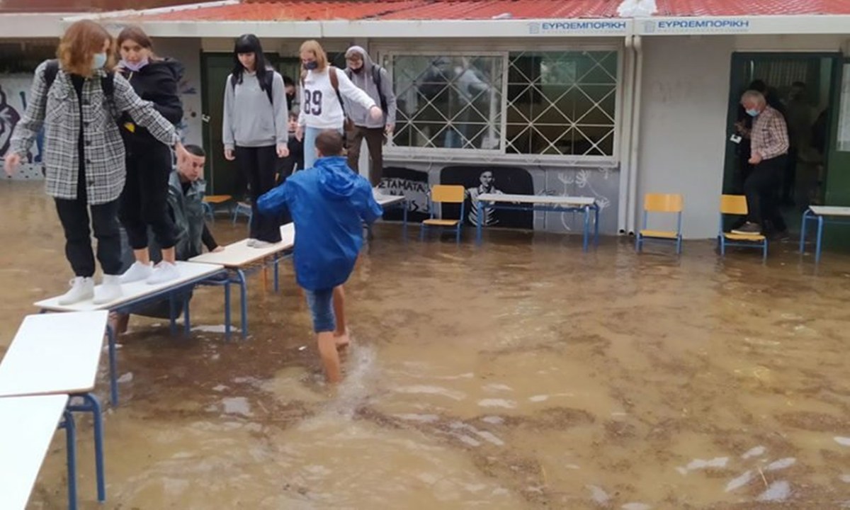 Καλλιθέα: Πλημμύρισε νηπιαγωγείο - Εικόνες ντροπής για ακόμη μια φορά