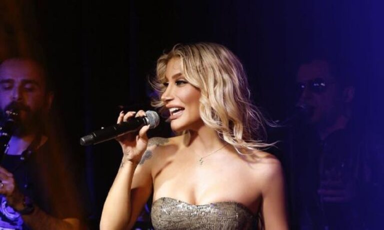 Toυρκάλα τραγουδίστρια έκοψε την ανάσα στους Τούρκους – Η φωτογραφία και οι φαντασιώσεις