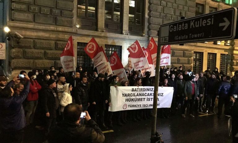 «Βράζει» ο κόσμος στην Τουρκία, με πολίτες να ζητούν την παραίτηση της κυβέρνησης σε διαδηλώσεις που διοργανώνονται.