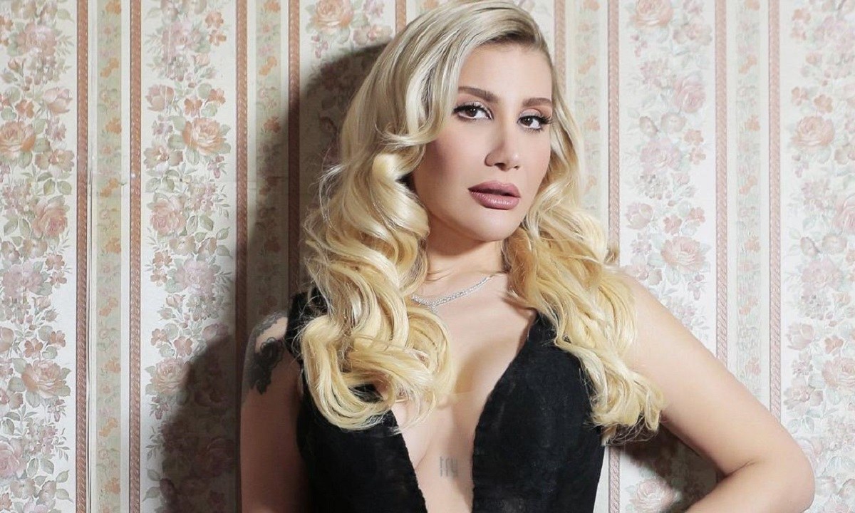 Η πανέμορφη Τουρκάλα τραγουδίστρια έκανε μία αποκάλυψη που τους άφησε με ανοιχτό το στόμα