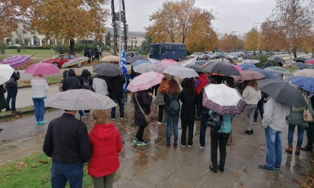 Υγειονομικοί: Συγκέντρωση κατά του υποχρεωτικού εμβολιασμού στο προσυνέδριο της ΝΔ