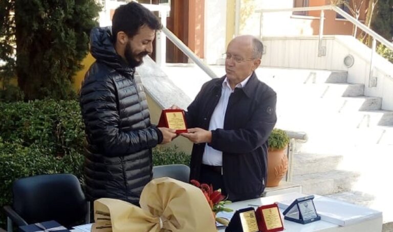 Τιμήθηκε στο Μαραθώνα ο Κώστας Γκελαούζος και δώρισε αντικείμενα στο Μουσείο (φωτό)