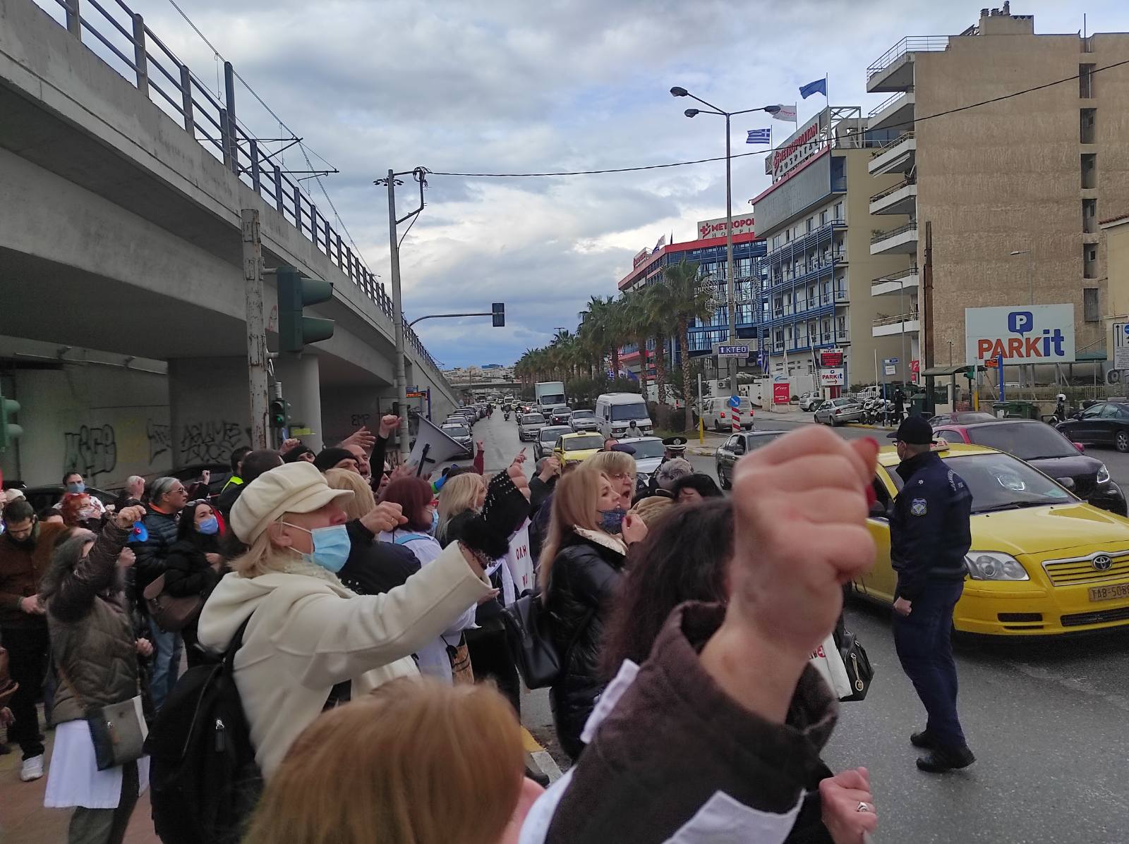 Υγειονομικοί: Διαδήλωση κατά της υποχρεωτικότητας έξω από το ΣΚΑΪ (pics & vid)